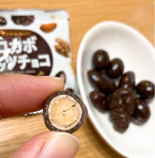 ロカボナッツチョコ　ピーナッツ断面